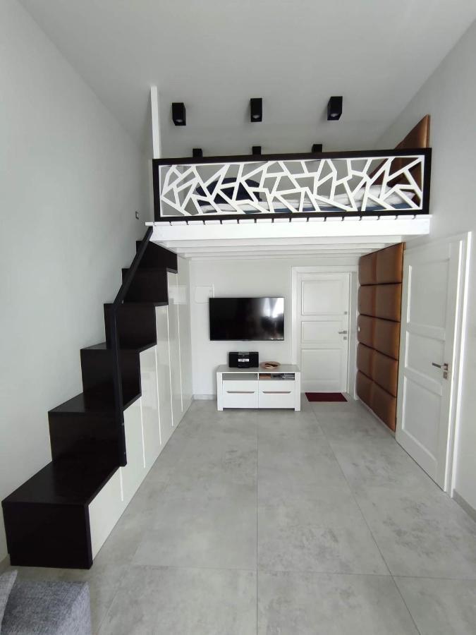 Apartament W Stylu Loft 옐레니아구라 외부 사진